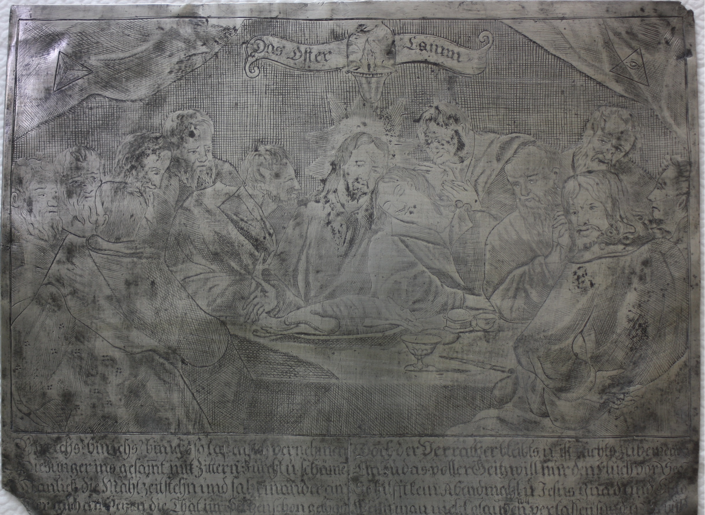 Das Objekt des Monats April 2022 ist eine Zinntafel mit Abendmahlszene. Sie wird in der Stadtbücherei ausgestellt.