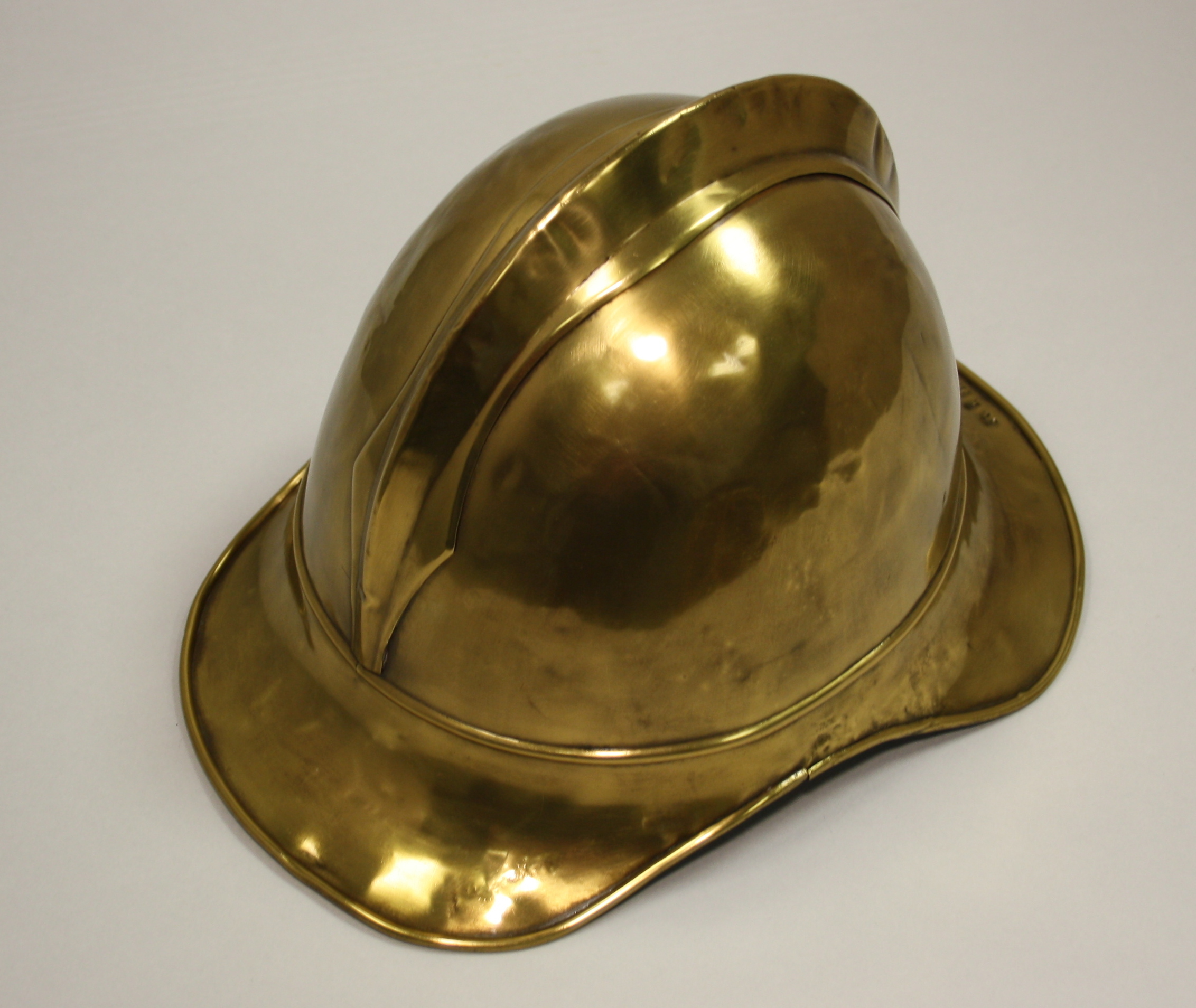 Objekt des Monats Juni 2022 Helm der Werksfeuerwehr Zuckerfabrik Ansicht 1, Messing, Inv.Nr. G1111