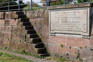 Denkmaltafel im ehemaligen Kanalhafen Denkmaltafel im ehemaligen Kanalhafen