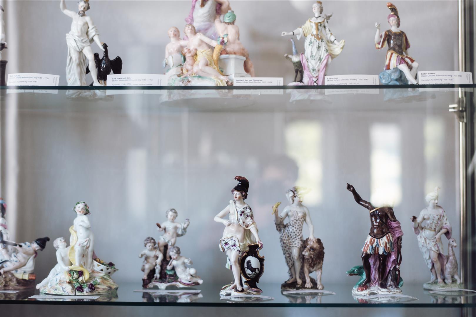 Porzellanfiguren in Vitrine
