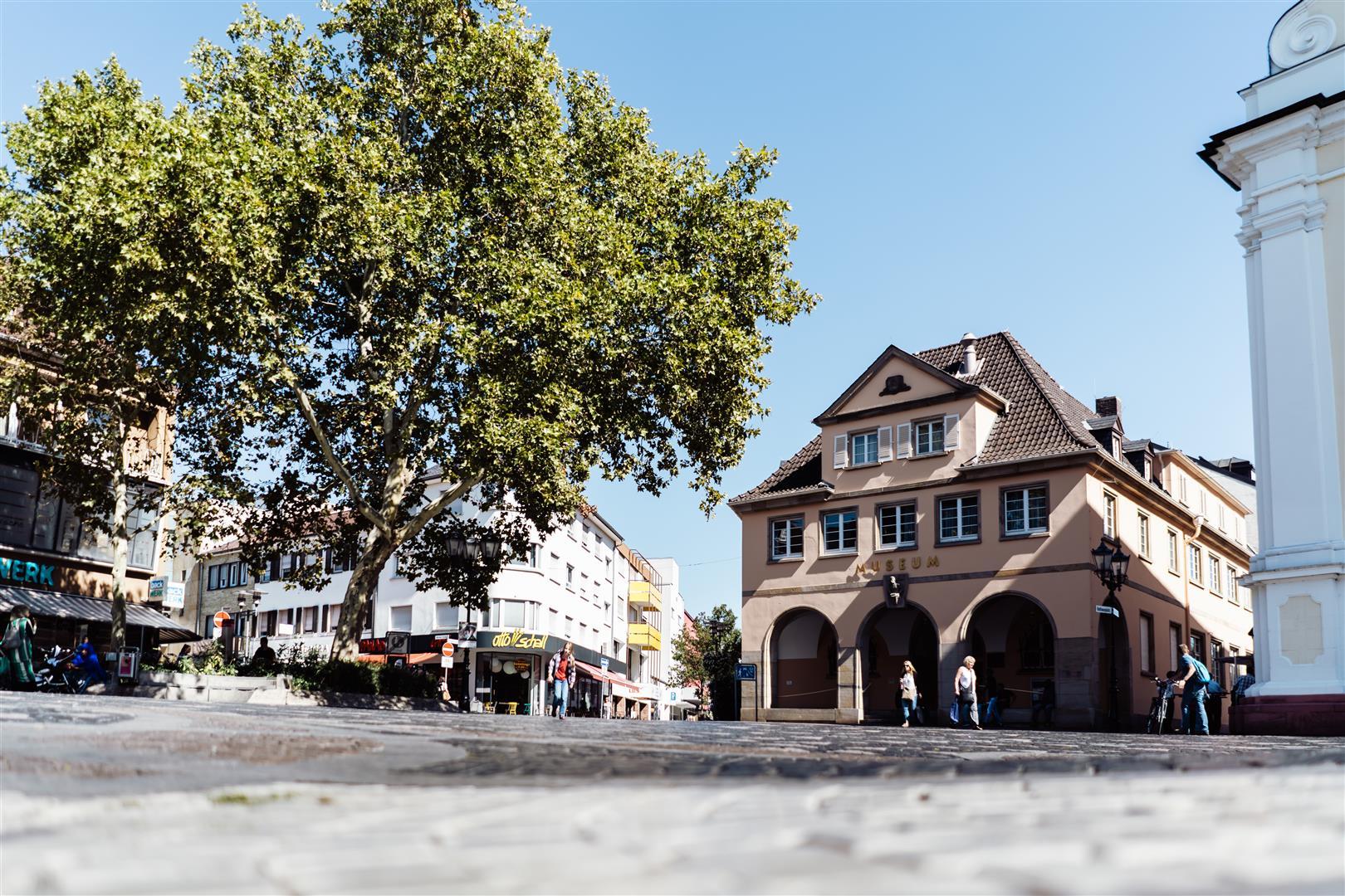 Platz mit Baum und Gebäude im Hintergrund