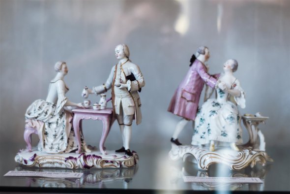 Porzellanfiguren in Vitrine