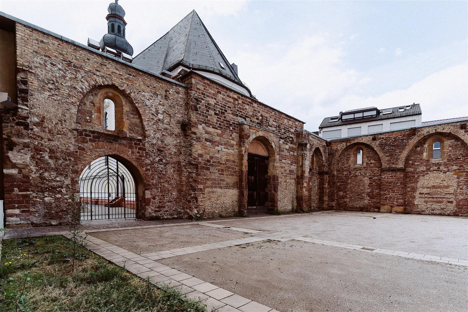 Hof von historischen Sandsteinmauern umgeben
