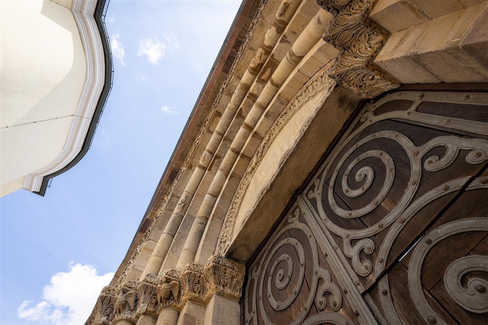 Historisches Steintor mit verschnörkeltem Tor