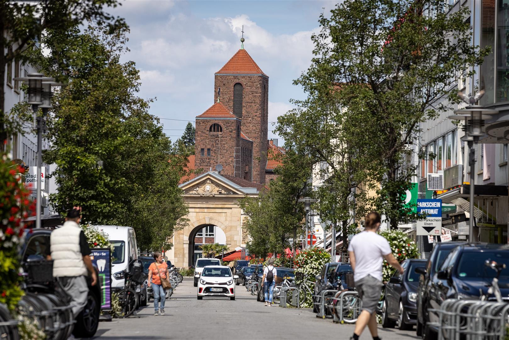 Straße mit Blick auf ein Tor und eine Kirche