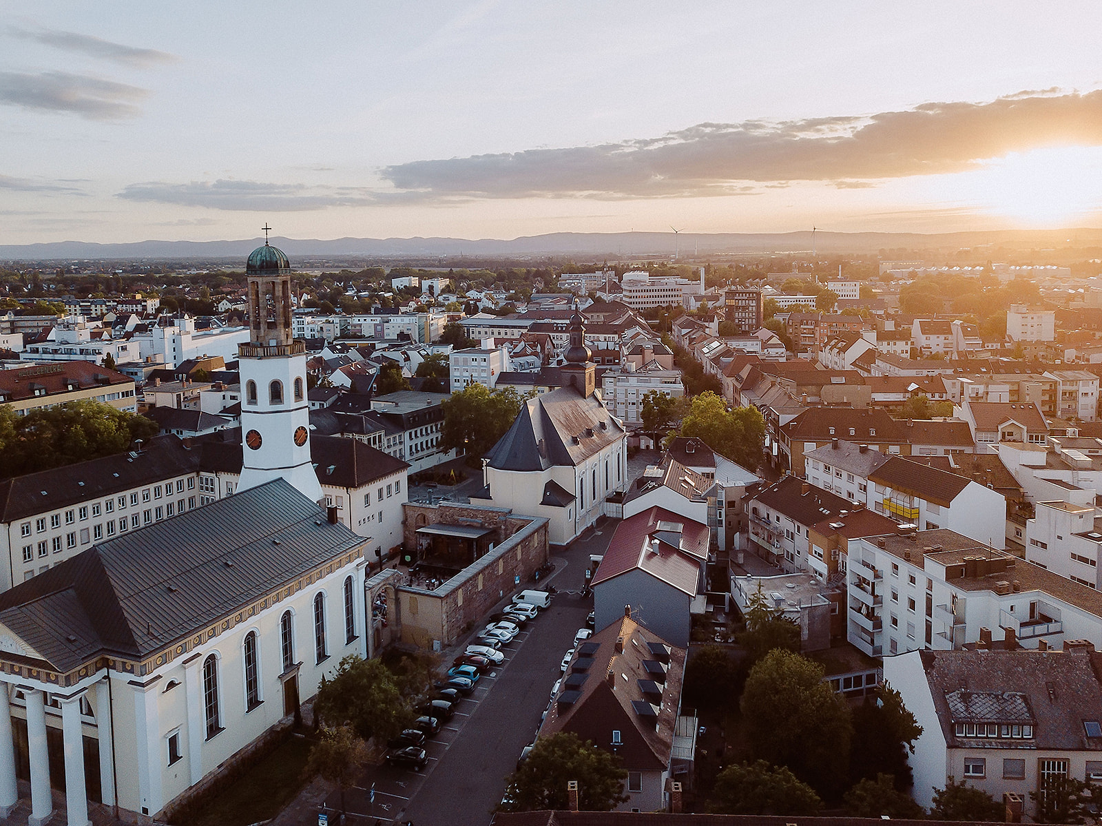 Frankenthal Luftaufnahme einer Stadt mit Kirche