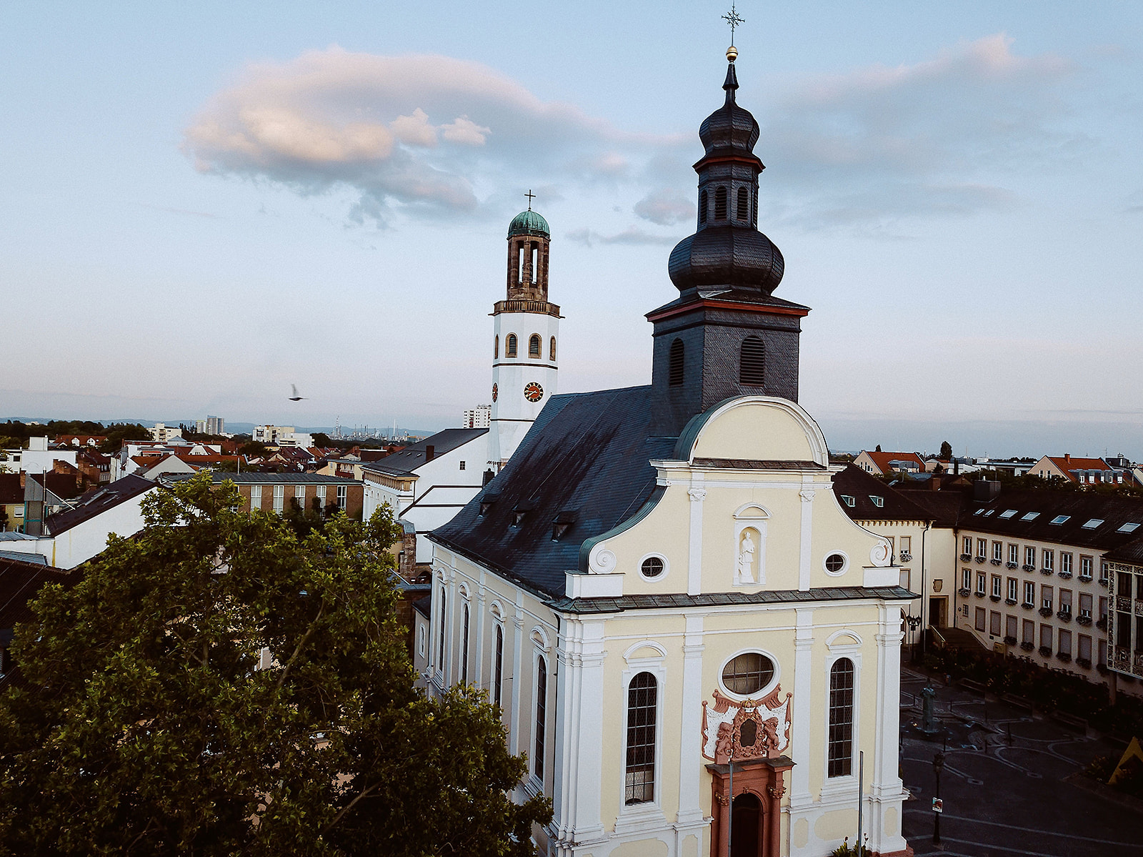 Frankenthal Luftaufnahme einer Kirche