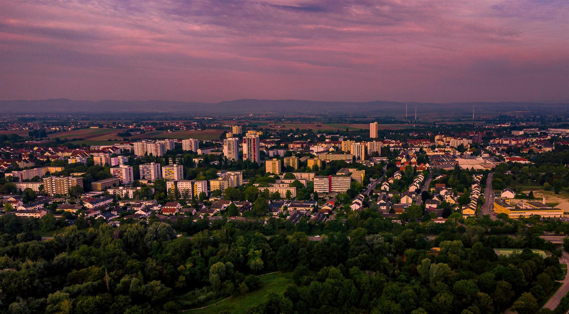 Panoramablick auf einen Stadt bei Sonnenuntergang