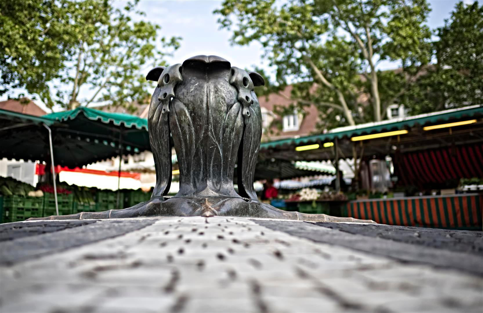 Figur eine Knospe aus Bronze am Rathausplatz
