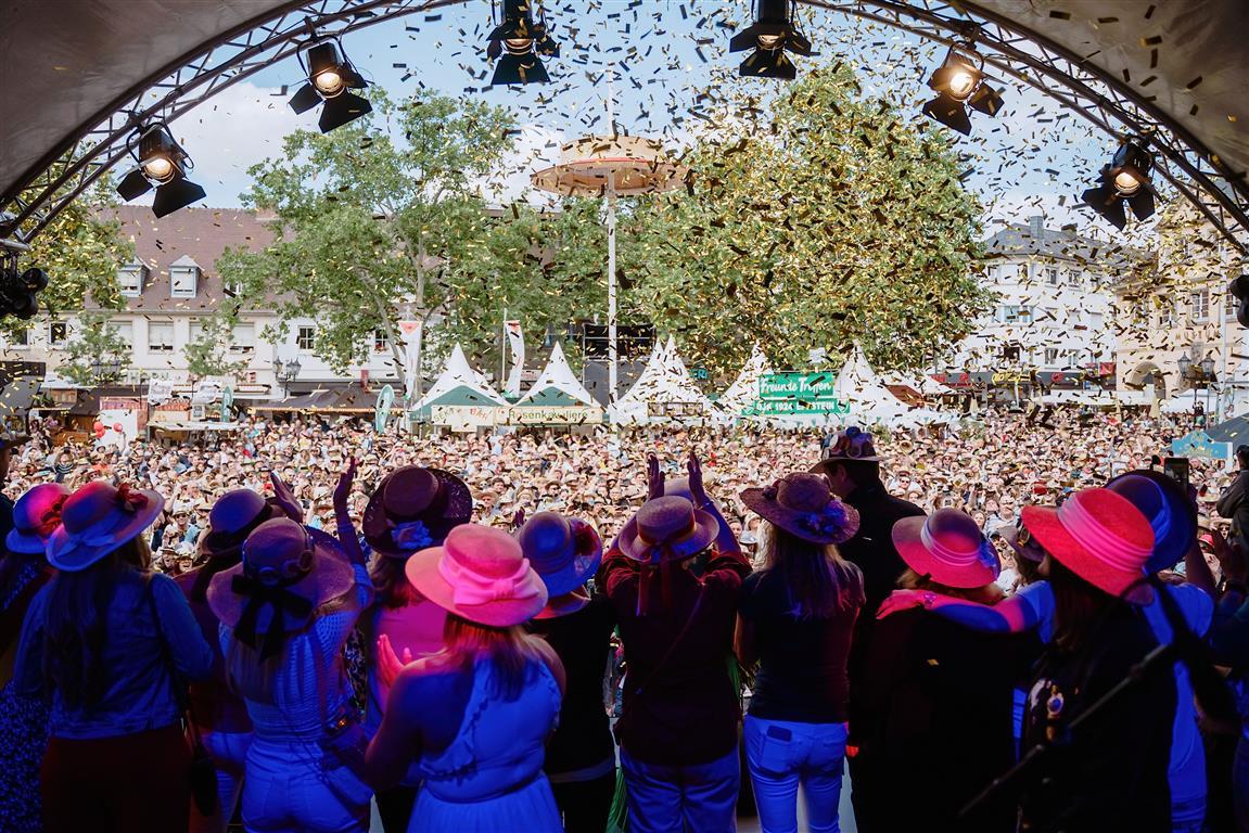 Eröffnung des Strohhutfests, feiernde Menschen, Konfetti