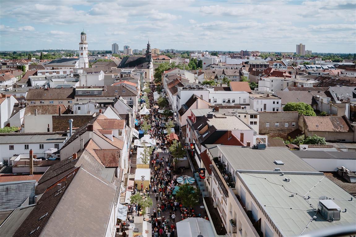 Blick von oben auf Frankenthal beim Strohhutfest