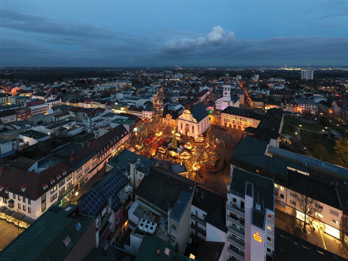 Weihnachtsmarkt von oben mit leuchtenden Buden