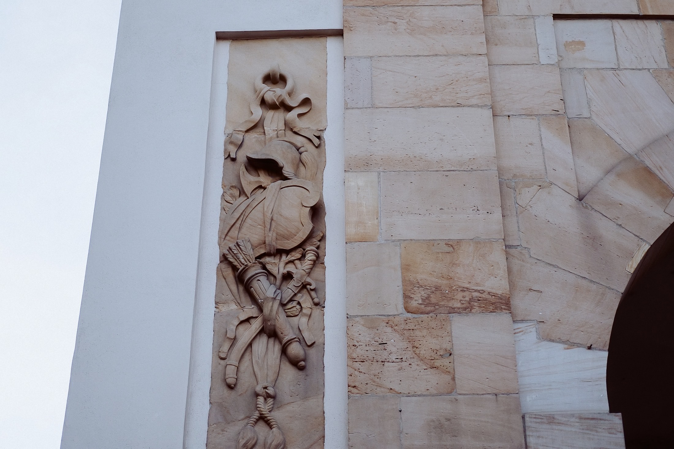 Stadttor mit detailreichen Verzierungen