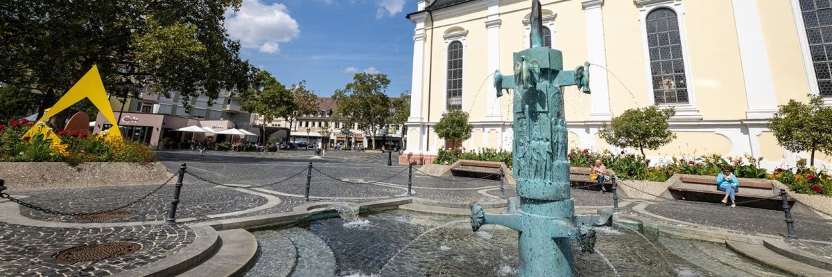 Rathausplatz mit Brunnen