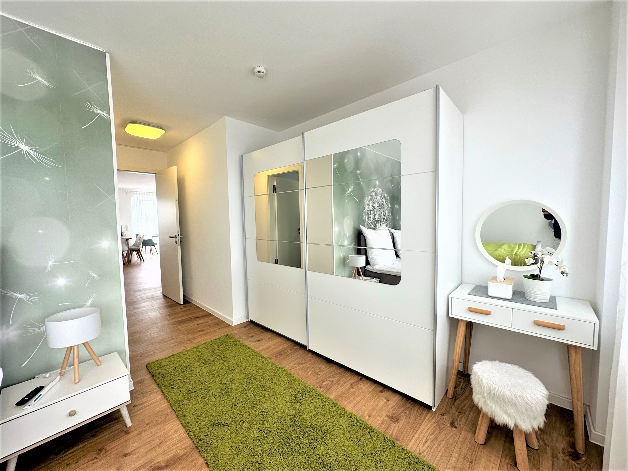 Schlafzimmer, Schrank mit Spiegel