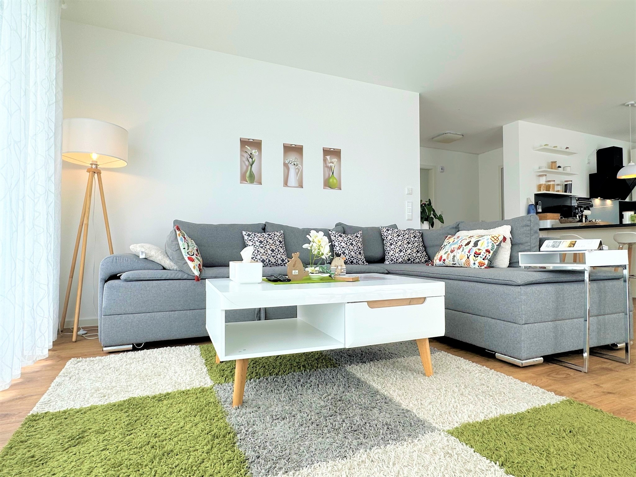 Wohnzimmer mit Sofa und Tisch