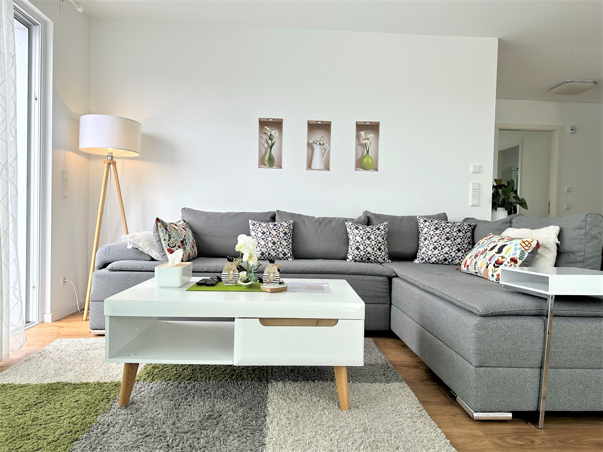 Wohnzimmer mit Sofa und Tisch