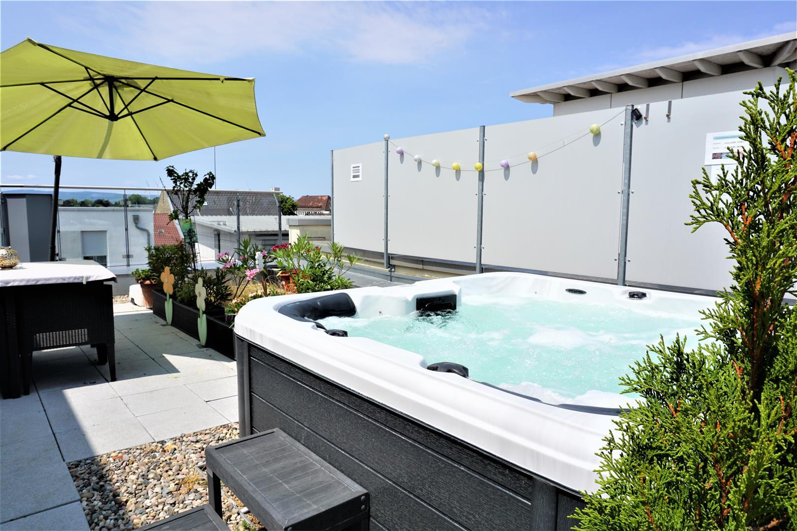 Dachterrasse mit Whirlpool und Sitzmöglichkeiten