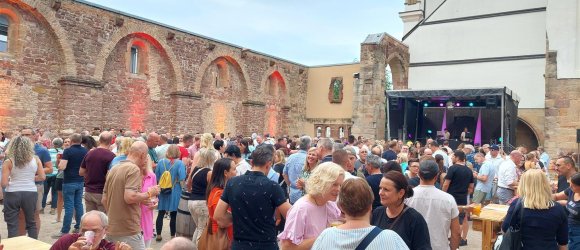 Feiernde Menschen im Freien