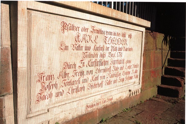 Das Widmungsschild für den „Spender“ – von Kanal und Hafen – Kurfürst Carl Theodor als es noch intakt war. Heute sind große Teile unlesbar. 