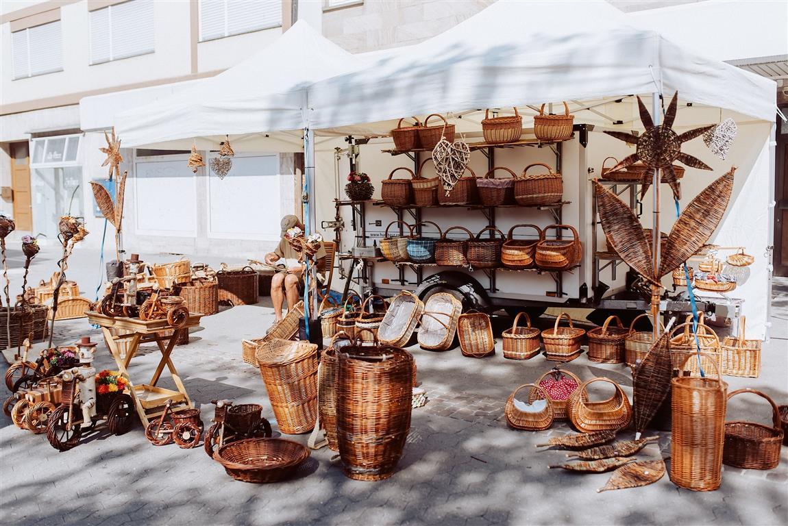 Bauernmarkt 2019_Foto_Pressestelle FT, Sebastian Weindel (56) (Medium) Korbflechtarbeiten in einem Marktstand.
