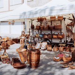 Korbflechtarbeiten in einem Marktstand.