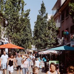 Blick in die Wormser Straße mit Markständen und vielen Menschen.