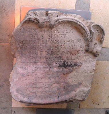 Tafel mit lateinischer Inschrift