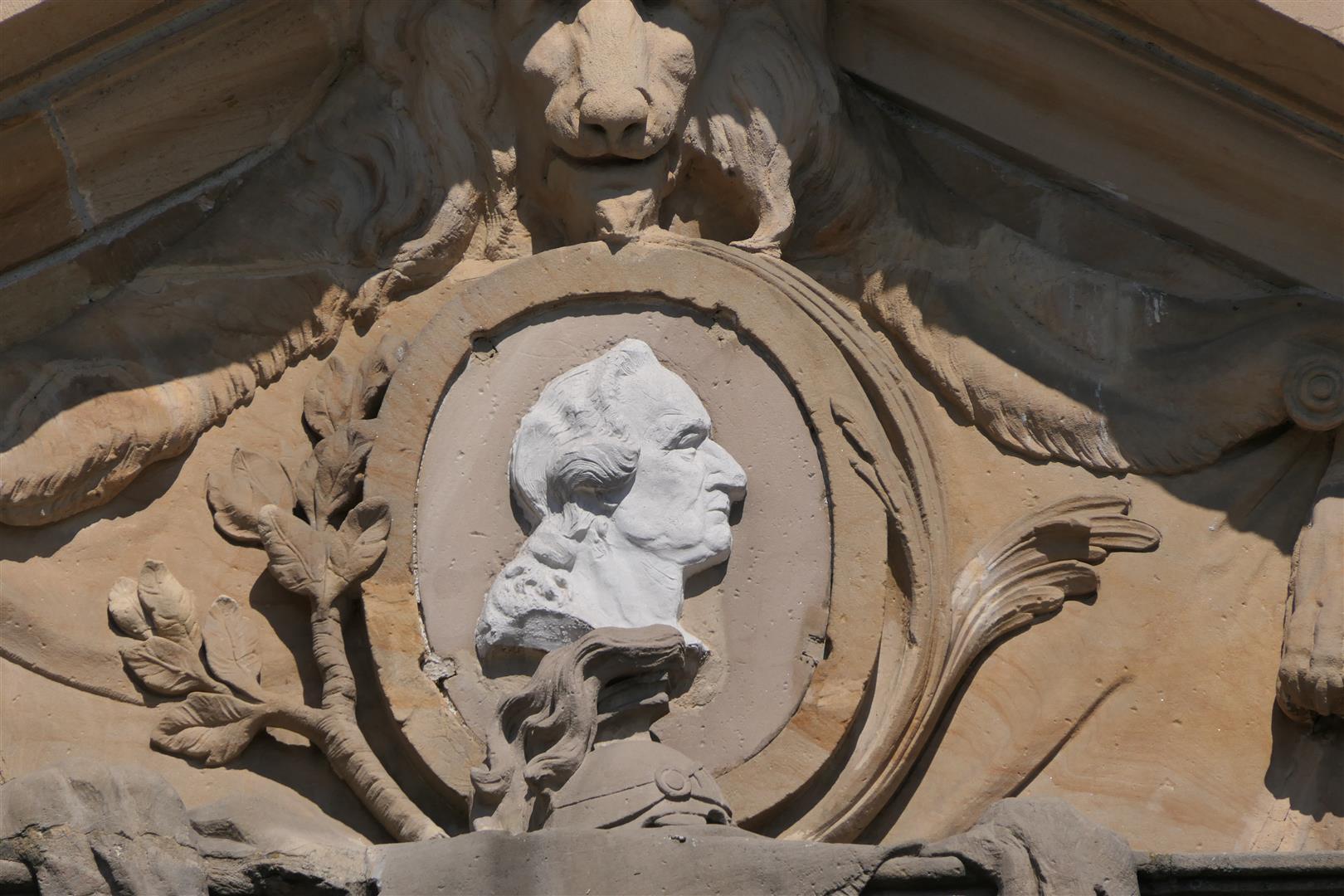 Reliefschmuck, Bildnis des Kurfürsten Carl Theodor am Wormser Tor