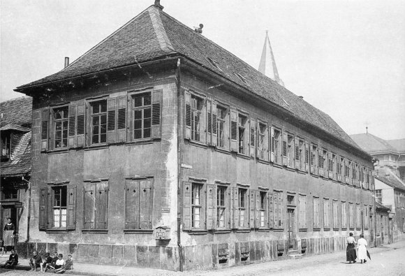 Fotografie eines ehemaligen Schulgebäudes