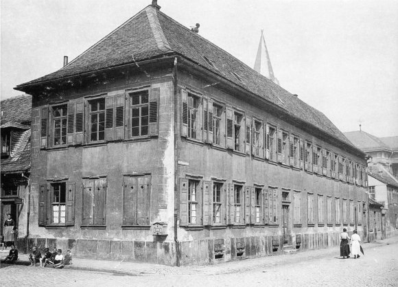 Fotografie eines ehemaligen Schulgebäudes