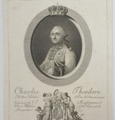 Carl Theodor in Medaillon mit Krone, darunter Altar mit Musen