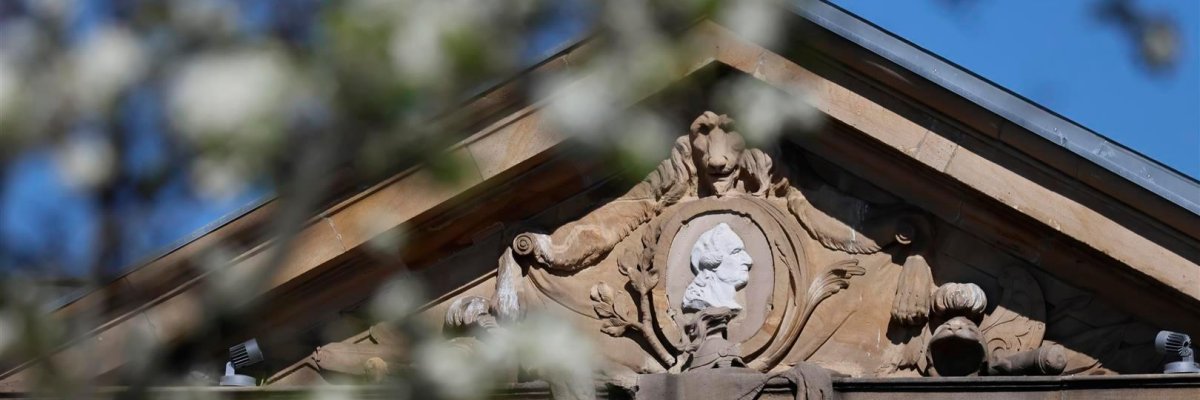 Stadttor mit Reliefschmuck