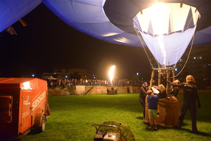 Glühende Heißluftballons im Dunkeln