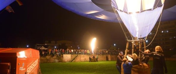 Glühende Heißluftballons im Dunkeln
