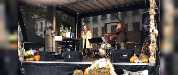 Herbstspektakel 2019-4_Foto_Oksana Ksionsek Vierköpfige Band aus einer Sängerin und drei Musikern auf einer Bühne. Diese ist herbstlich dekoriert.