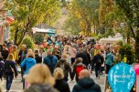 Viele Menschen in einer Fußgängerzone