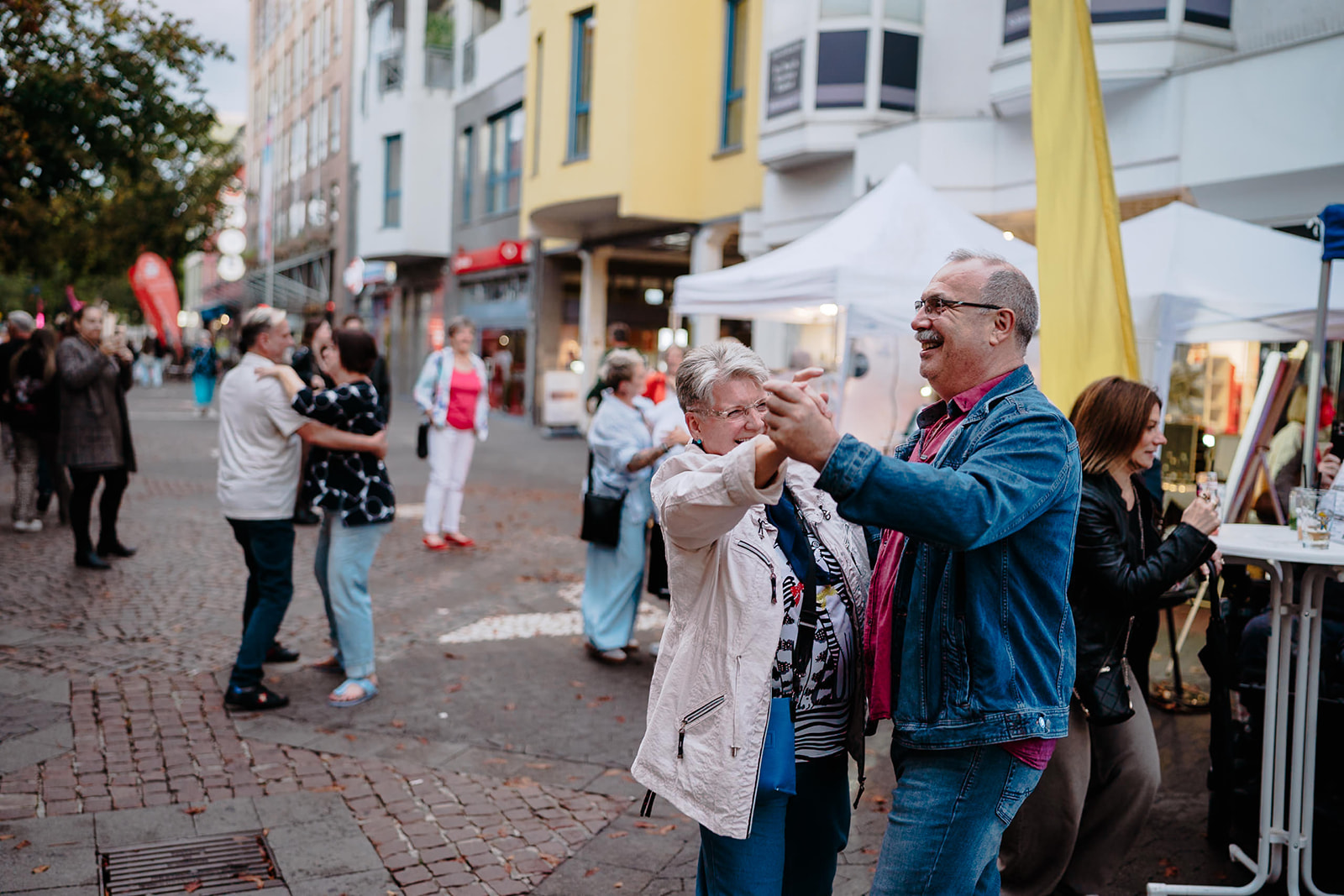 Tanzende Paare in der Innenstadt