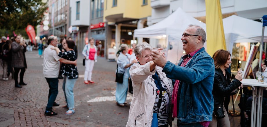 Kunst- und Einkaufsnacht 2025 Tanzende Paare in der Innenstadt