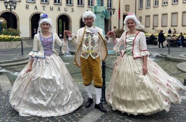 3 Personen in historischen Kostümen