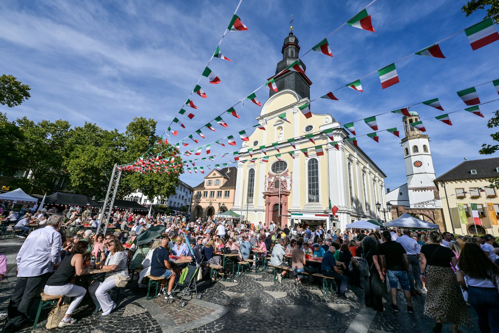 Festplatz mit vielen Menschen