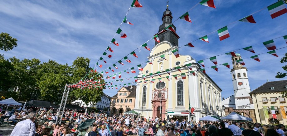 Festplatz mit vielen Menschen
