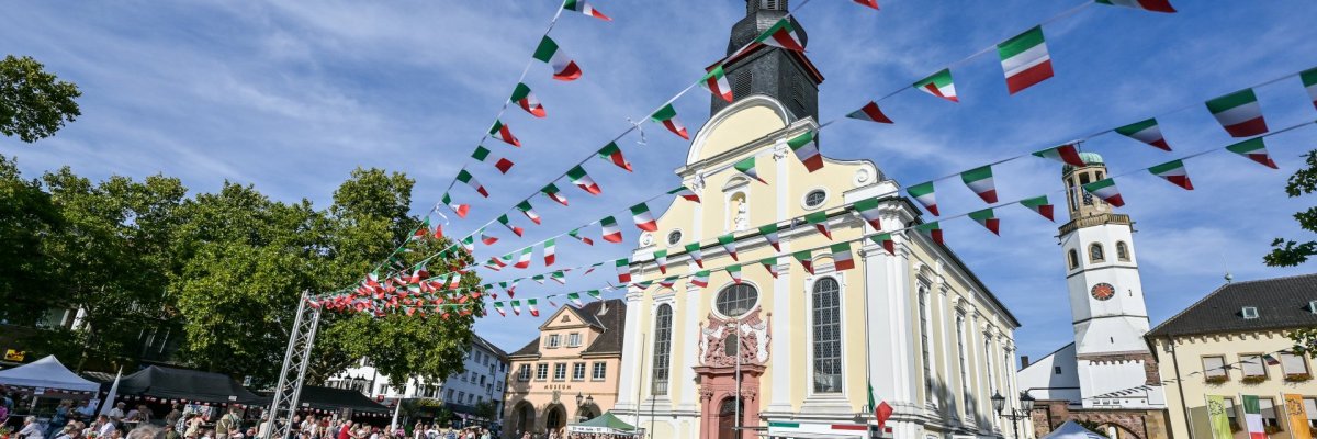 Festplatz mit vielen Menschen