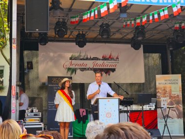 Zwei Personen auf einer Bühne