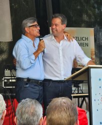 Zwei Herren mit Mikrofon