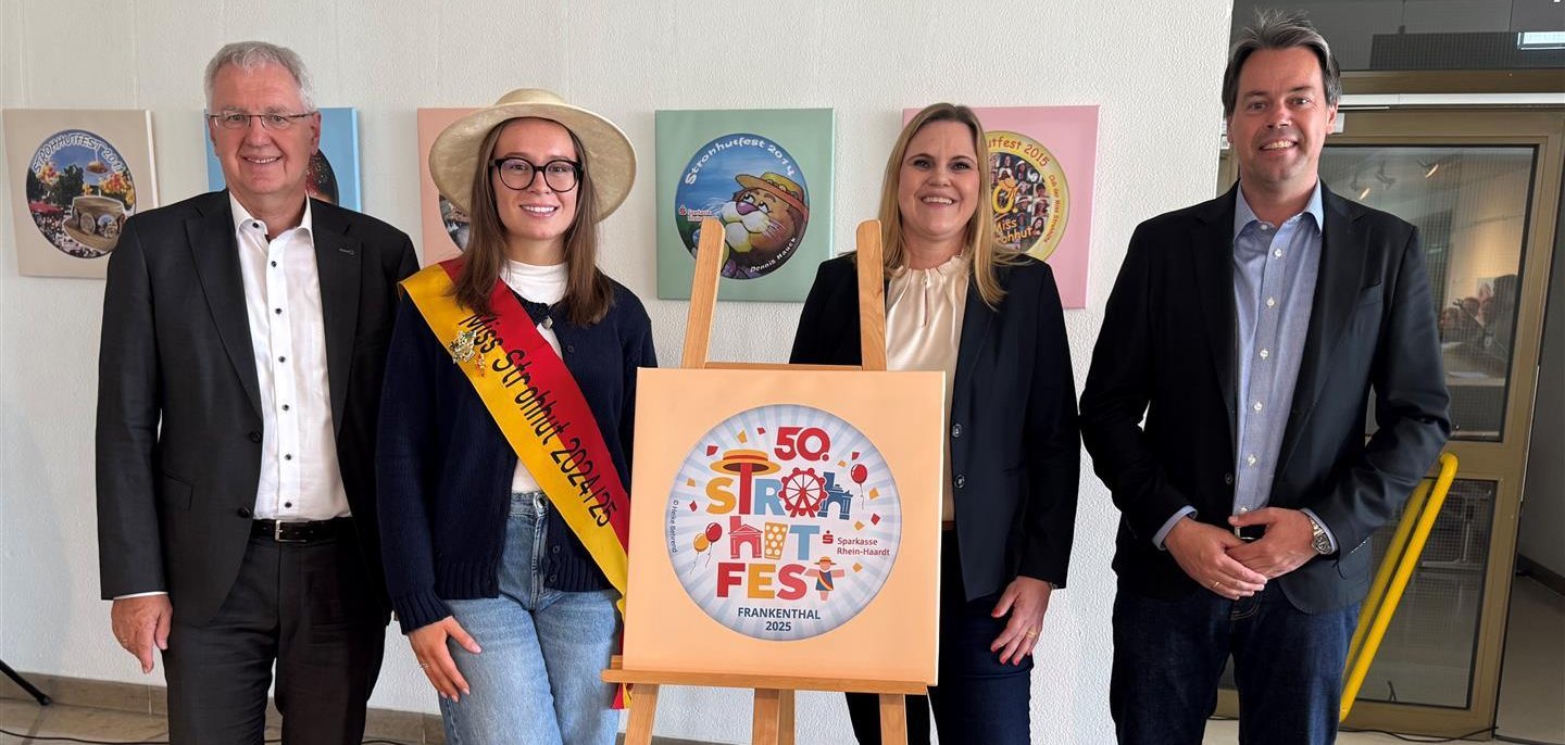 Vier Personen mit einem Bild auf einer Staffelei