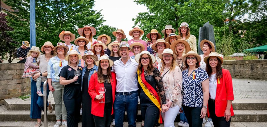 Gruppenfoto Miss Strohhüte