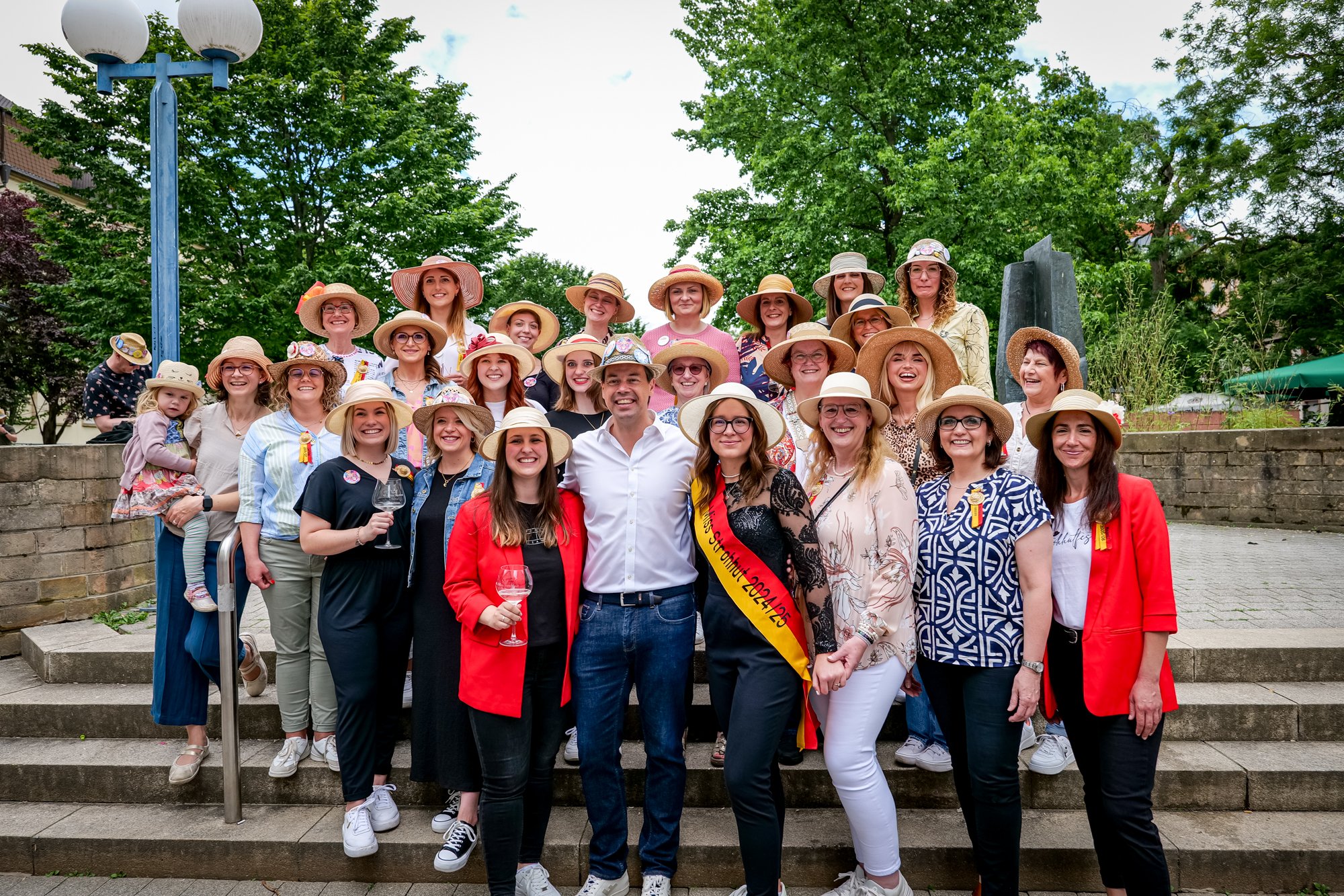 Gruppenfoto Miss Strohhüte