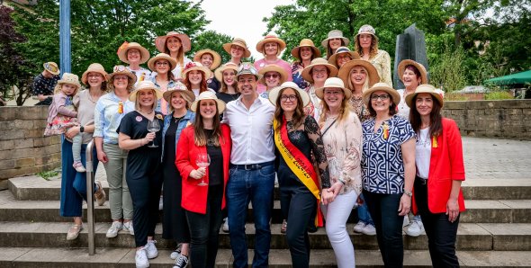 Gruppenfoto Miss Strohhüte
