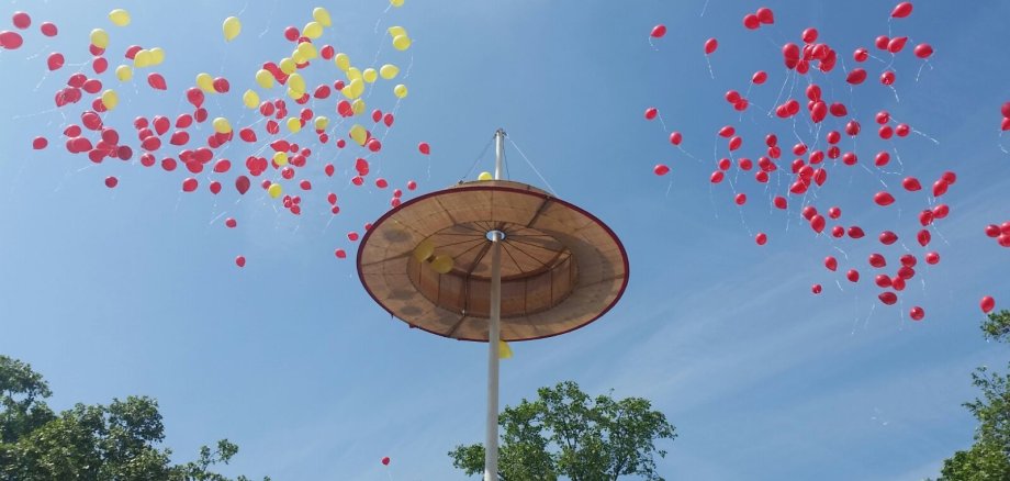 Strohhut auf dem Rathausplatz mit bunten Luftballons in der Luft